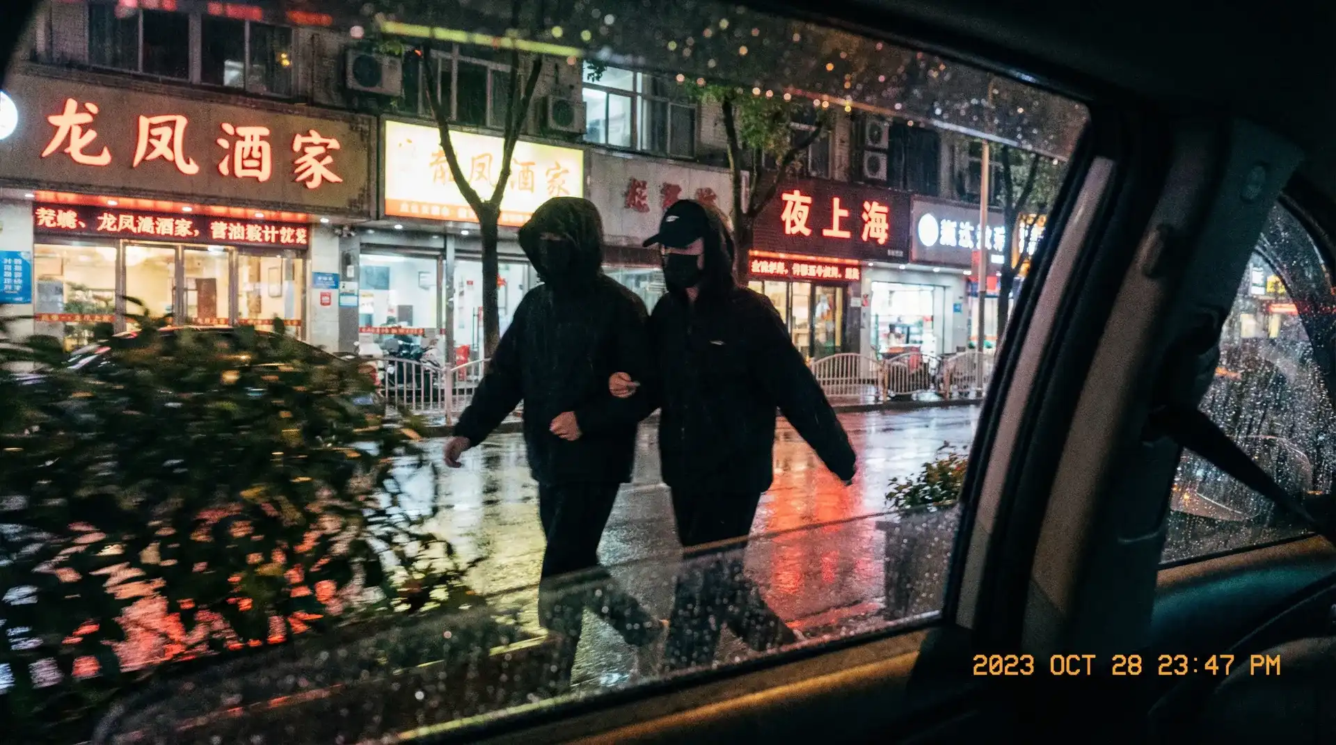 91安装 - 顶流明星深夜密会现场抓拍照片
